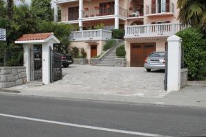 Apartments with a parking space Icici Opatija 7988