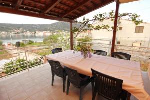 Apartment Vinisce 10006a, Ferienwohnungen - Vinišće