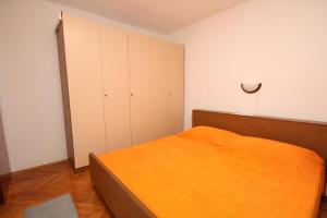 Three-Bedroom Apartment with Terrace and Sea View room in Apartments with a parking space Businci Ciovo - 4667