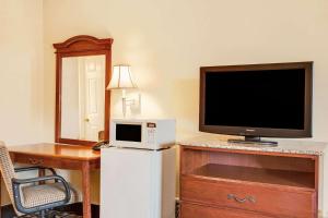 Deluxe King Suite room in Knights Inn Mount Laurel