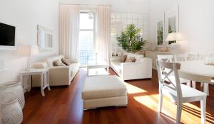 Five-Bedroom Apartment (8-10 Adults) - Ronda de Sant Pere room in You Stylish City Centre Apartments