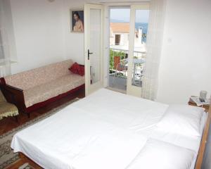 Triple Room with Balcony and Sea View room in Triple Room Hvar 141a