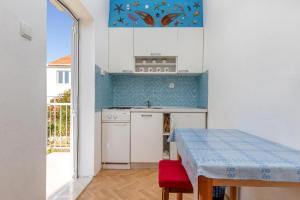One-Bedroom Apartment with Balcony and Sea View room in Apartments by the sea Seget Vranjica Trogir - 5964
