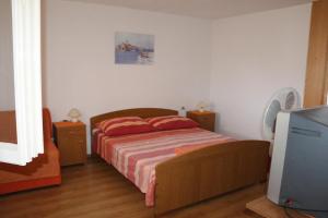 Two-Bedroom Apartment with Terrace room in Apartments with a parking space Basina Hvar - 12420
