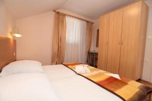 Apartments by the sea Vinisce, Trogir - 11856