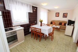 Apartments by the sea Vinisce, Trogir - 11856