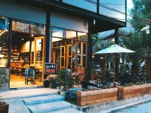 Bloom Cafe & Hostel - Ko Lipe