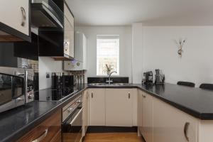 Stunning Contemporary Apartment - Free Parking - 5 Minute Walk To The Beach - Great Location - Fast WiFi - Smart TV With Netflix Included - Contractor Friendly - Perfect For Short and Long Stays