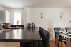 Stunning Contemporary Apartment - Free Parking - 5 Minute Walk To The Beach - Great Location - Fast WiFi - Smart TV With Netflix Included - Contractor Friendly - Perfect For Short and Long Stays