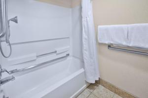 Holiday Inn Express Detroit Warrengeneral Motors Technology -