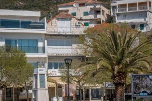 Apartments by the sea Podgora, Makarska - 13086