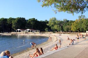 Apartments with parking space Valbandon, Fazana - 7305