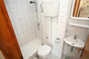 One-Bedroom Apartment with Balcony and Sea View room in Apartment Marusici 962b