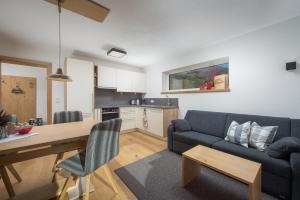 Two-Bedroom Apartment room in Gästehaus Hain
