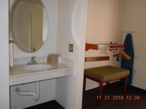 King Room - Disability Access room in Airport Inn