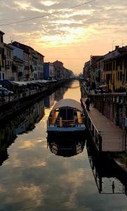 Home Suite - sweet Home - the vintage La Boheme Navigli - quiet apartment with nice balcony attic floor - tranquilla Mansarda con balcone vista giardino - metro' subway Porta Genova