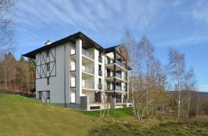 Eleganckie Apartamenty Sun Seasons 24 w Świeradowie Zdroju z Widokiem na Góry by Noclegi Renters