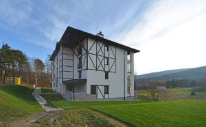 Eleganckie Apartamenty Sun Seasons 24 w Świeradowie Zdroju z Widokiem na Góry by Noclegi Renters