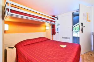 Hotels Premiere Classe Plaisir : Chambre Triple (1 Lit Double et 1 Lit Simple)