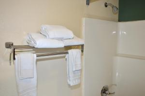King Room - Non-Smoking room in Days Inn by Wyndham Glasgow