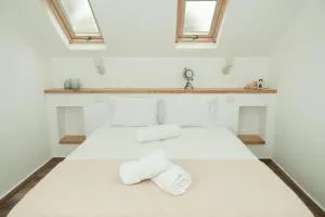 נפגשים בחצר בין ההרים - -- - Yiftaẖ