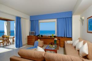 Suite with Sea and Pool View