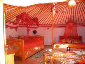 B&B / Chambres d'hotes Au Soleil Mongol : Chambre Familiale avec Salle de Bains