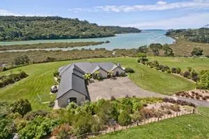 Okura River Estate Getaway - Red Beach