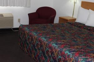 King Room - Non-Smoking room in Americas Best Value Inn Grand Forks