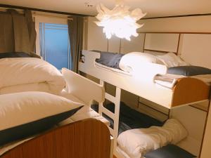 Giường trong phòng ngủ tập thể nam có 4 giường (Bed in 4-Bed Male Dormitory Room)