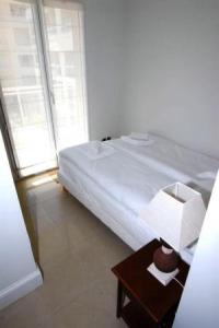 Stunning 2 Bed Apt on the seafront of Cannes in a high class secure building with swimming pool 463