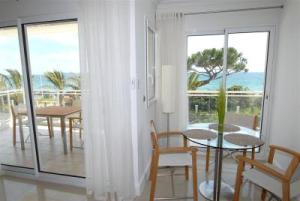 Stunning 2 Bed, 2 Bath Apt on the Cannes sea front has swimming pool and is a secure modern building 464