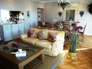 Charming 2 bedroom apt in Central Cannes walking distance to beaches Croisette and the Palais 678