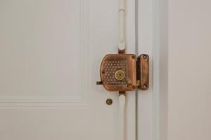 BmyGuest - Exclusive Downtown Apartment