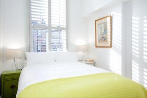 Retro apartment moments from Battersea Park