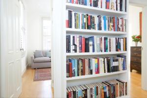 Retro apartment moments from Battersea Park