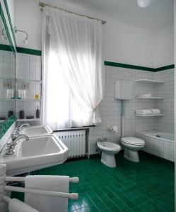 Deluxe Room (2 Adults + 1 Child)