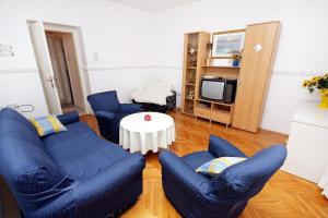 Two-Bedroom Apartment with Balcony room in Apartments with WiFi Split - 6028
