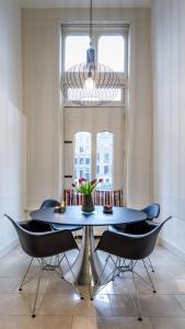 18th Century Groundfloor Canal House with patiogarden