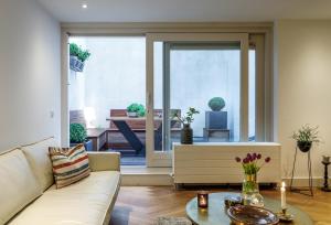 18th Century Groundfloor Canal House with patiogarden