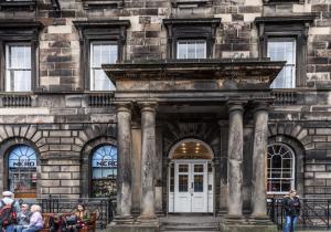 Parliament Sq (apt 5) Royal mile