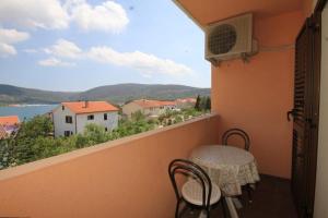 Two-Bedroom Apartment with Balcony and Sea View room in Apartments with a parking space Cres - 7994