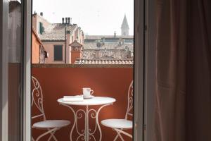 Double Room with Balcony room in BED IN BO Porta San Mamolo