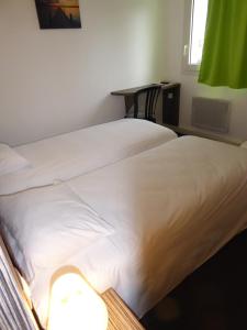 Hotels Hotel Le Cosy Blois Villebarou : Chambre Lits Jumeaux - Accessible aux Personnes à Mobilité Réduite - 22 m2