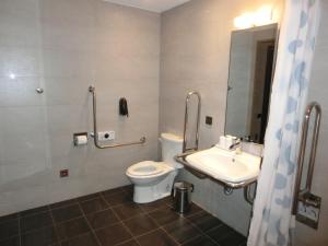 Phòng giường đôi không có cửa sổ - Thuận tiện cho người khuyết tật (Double Room without Window - Disabled Access)