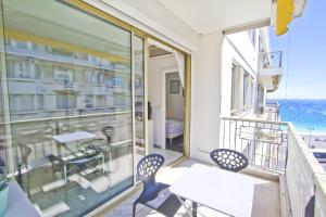 PROMENADE HOLIDAY - PALATIN & SEA