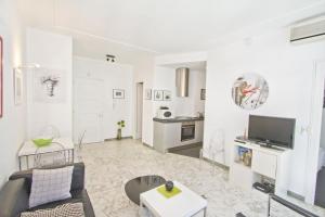 PROMENADE HOLIDAY - PALATIN & SEA