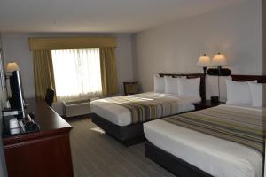 Queen Room with Two Queen Beds room in Country Inn & Suites by Radisson Gurnee IL