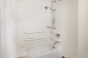 Queen Room with Roll-In Shower - Mobility Accessible/Non-Smoking room in Baymont by Wyndham Chelsea
