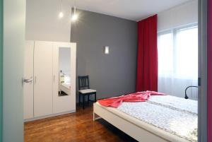 The Pink Wall Downtown Apartment